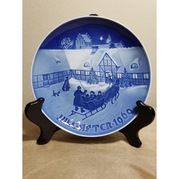 Royal Copenhagen Arrival of Christmas Guests 1960 Plate Porcelain Denmark Vtg - Picture 1 of 12